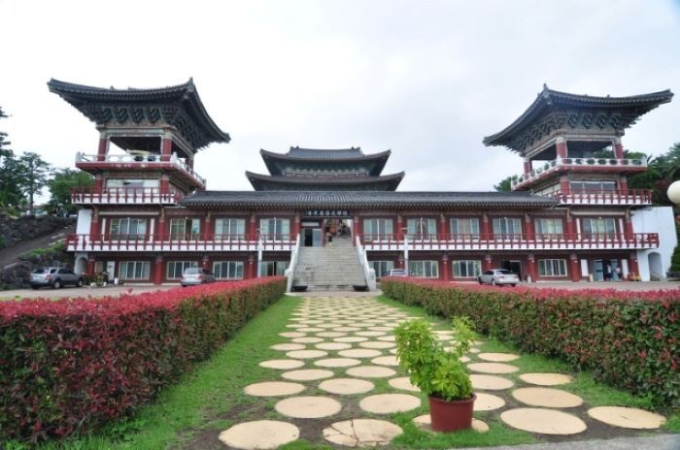 Khám phá ngôi chùa Yakcheonsa cổ kính nổi tiếng xứ Hàn 